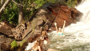 Louisa Falls bathtub